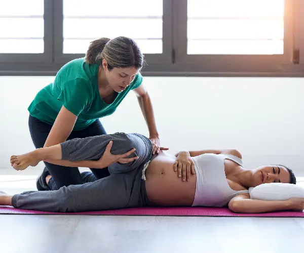 Physiothérapeute ERD en séance de réadaptation à domicile